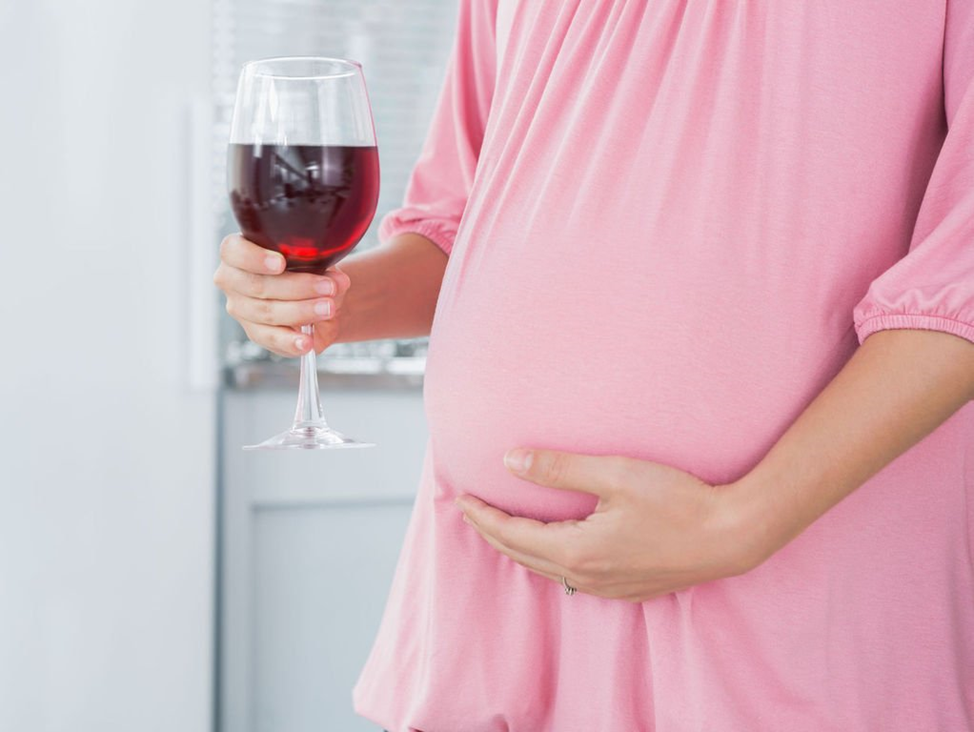 Можно вино при беременности. Вино для беременных. Беременность на раннем сроке и алкоголь. Красное вино в беременность. Алкоголь и беременность.